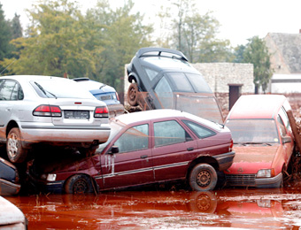 독성 슬러지에 오염된 헝가리 데베체르 마을의 침수된 주차장에 차들이 쌓여있는 모습
